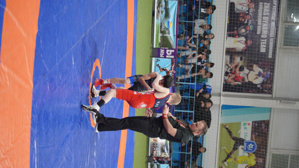 Аким Кокшетау Ануар Кумпекеев посетил чемпионат по борьбе среди юниоров