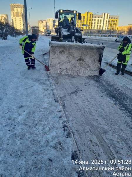 Снег, мороз и гололед: коммунальные службы Астаны работают без перерыва