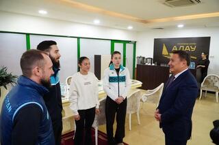 Аким Акмолинской области Марат Ахметжанов встретился с конькобежцами Аким Акмолинской области Марат Ахметжанов встретился с конькобежцами