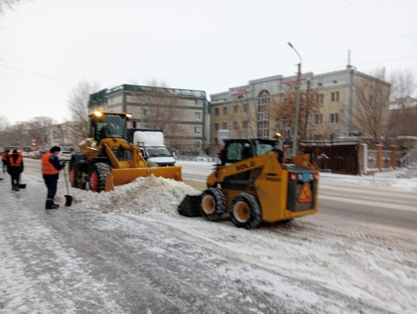 Дворы, тротуары и остановки: в Астане к уборке снега привлекли 1 500 единиц техники