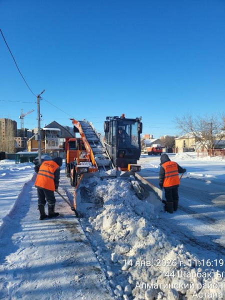 Снег, мороз и гололед: коммунальные службы Астаны работают без перерыва