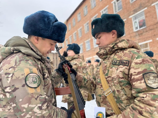В Усть-Каменогорске молодым  военнослужащим выдали боевое оружие