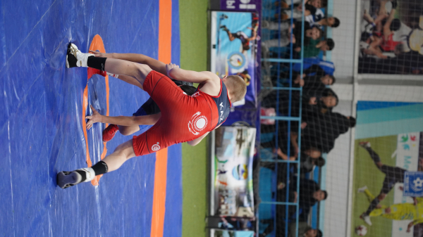 Аким Кокшетау Ануар Кумпекеев посетил чемпионат по борьбе среди юниоров