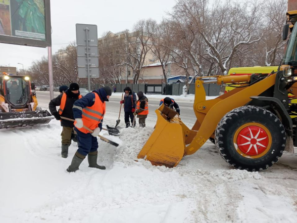 Дворы, тротуары и остановки: в Астане к уборке снега привлекли 1 500 единиц техники