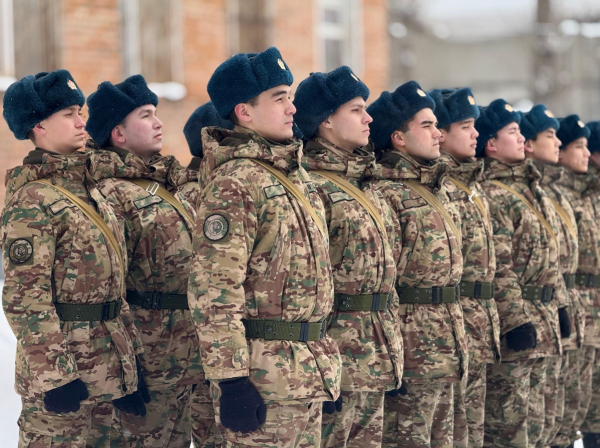 В Усть-Каменогорске молодым  военнослужащим выдали боевое оружие