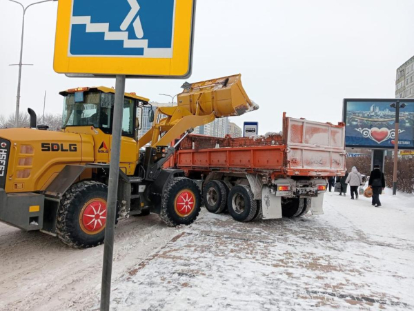 Дворы, тротуары и остановки: в Астане к уборке снега привлекли 1 500 единиц техники