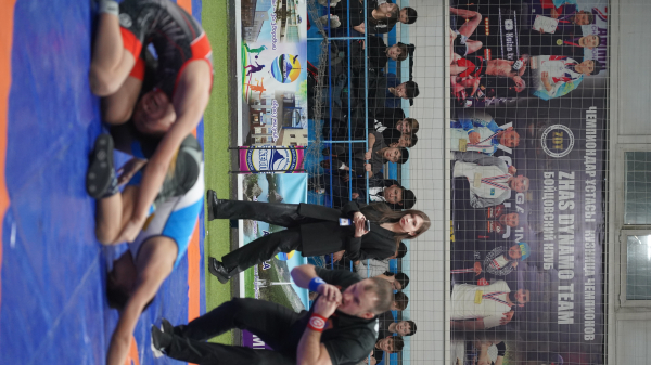 Аким Кокшетау Ануар Кумпекеев посетил чемпионат по борьбе среди юниоров