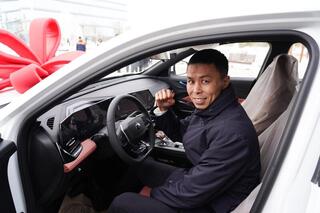 АКИМ ТУРКЕСТАНСКОЙ ОБЛАСТИ НАГРАДИЛ ЧЕМПИОНА И ПРИЗЕРА ЧЕМПИОНАТОВ МИРА И ВРУЧИЛ ИМ АВТОМОБИЛИ