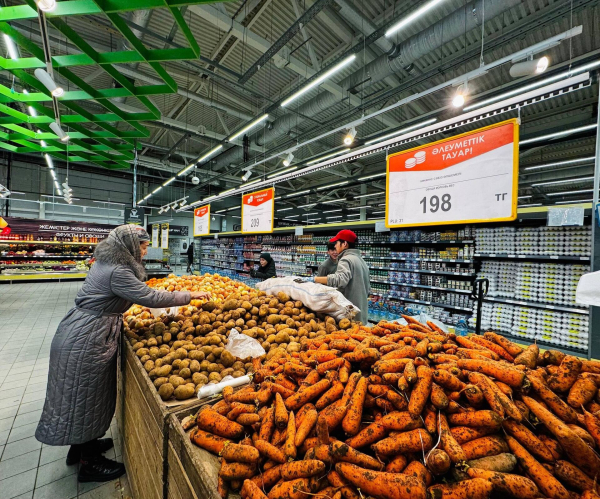 "Дефицита нет" - министр Арман Шаккалиев обошел торговые сети Астаны