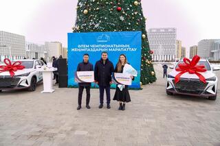 АКИМ ТУРКЕСТАНСКОЙ ОБЛАСТИ НАГРАДИЛ ЧЕМПИОНА И ПРИЗЕРА ЧЕМПИОНАТОВ МИРА И ВРУЧИЛ ИМ АВТОМОБИЛИ