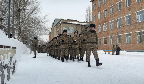 В Усть-Каменогорске молодым  военнослужащим выдали боевое оружие