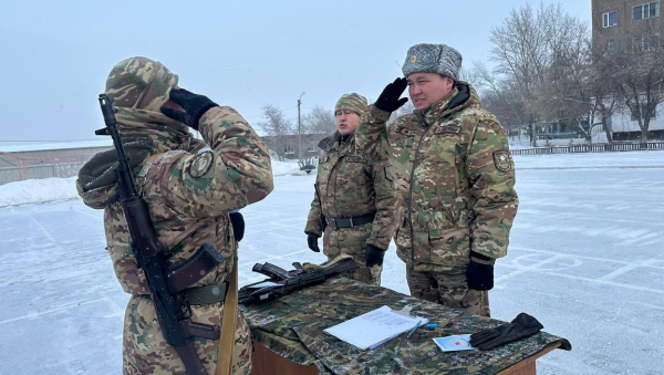 В Нацгвардии Казахстана состоялась церемония вручения оружия