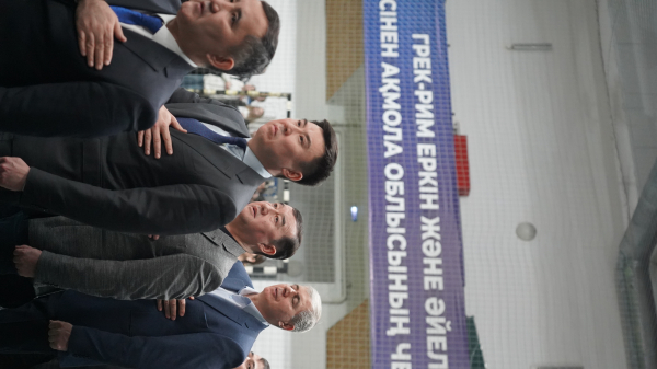 Аким Кокшетау Ануар Кумпекеев посетил чемпионат по борьбе среди юниоров