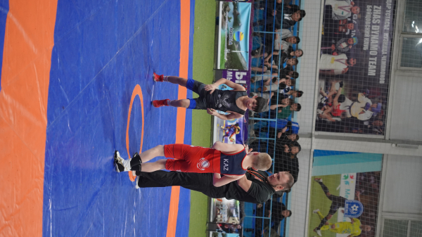 Аким Кокшетау Ануар Кумпекеев посетил чемпионат по борьбе среди юниоров