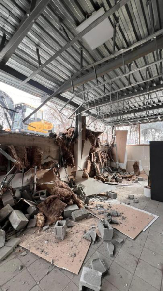 В Алматы продолжают снос самовольно построенных объектов