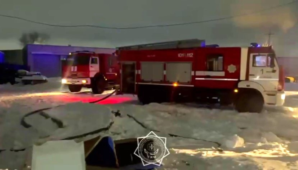 Спасатели и пожарные МЧС работали на месте пожара в Костанае