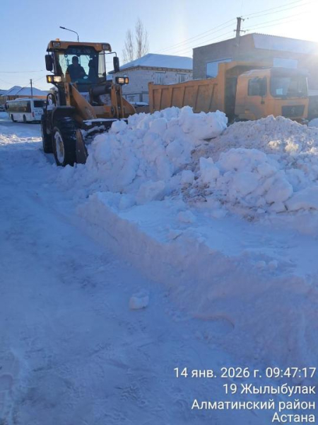 Снег, мороз и гололед: коммунальные службы Астаны работают без перерыва