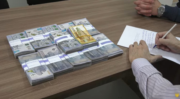 Курьера с чемоданом денег задержали в Алматы