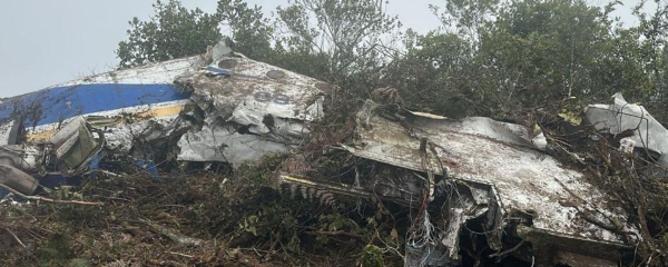 Минимум 15 человек погибли в Боливии из-за падения самолета на оживленнную дорогу