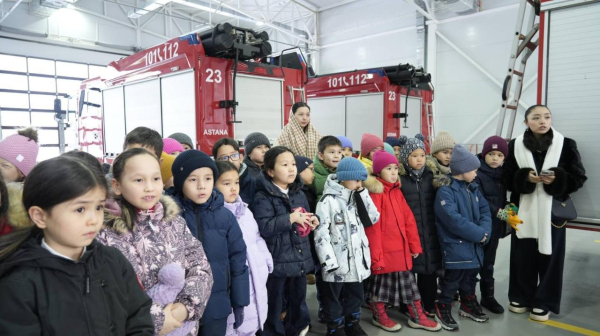 Спасатели обучают детей правилам безопасности Спасатели обучают детей правилам безопасности