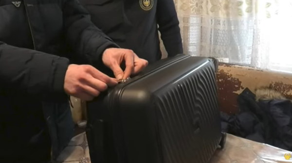 Курьера с чемоданом денег задержали в Алматы