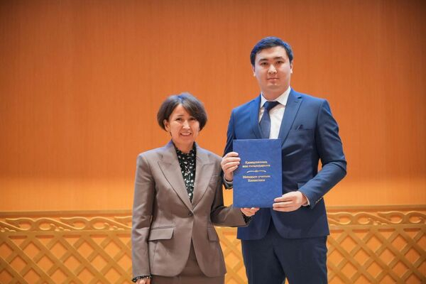 Казахстанским ученым вручили сертификаты на новые квартиры Казахстанским ученым вручили сертификаты на новые квартиры