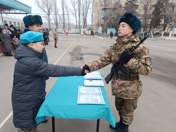 Гимн, флаг,традиции: молодые солдаты приняли Военную присягу в Алматы