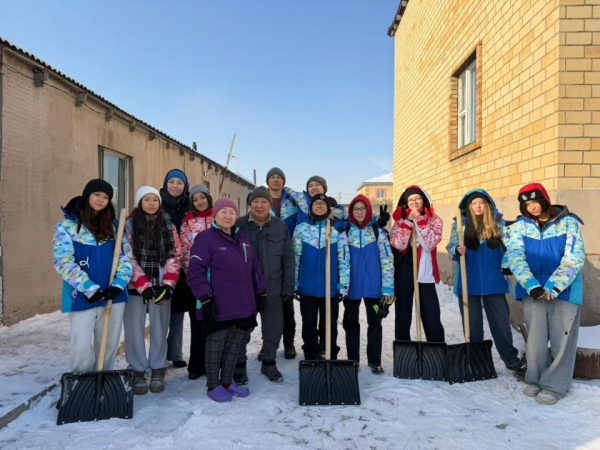 Как молодёжь помогает пожилым жителям столицы зимой