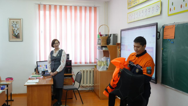 Спасатели обучают детей правилам безопасности Спасатели обучают детей правилам безопасности