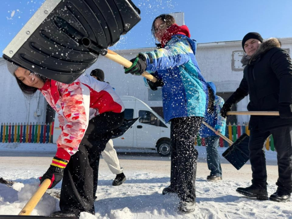 Как молодёжь помогает пожилым жителям столицы зимой