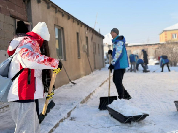 Как молодёжь помогает пожилым жителям столицы зимой