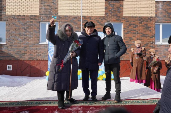 Ключи от новых квартир вручили жителям г. Макинска Ключи от новых квартир вручили жителям г. Макинска