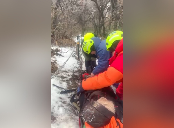 В горах Алматы спасли пожилую туристку с тяжёлой травмой