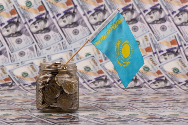 Сырьё, резервы и курс: чему Казахстан учится у других экономик