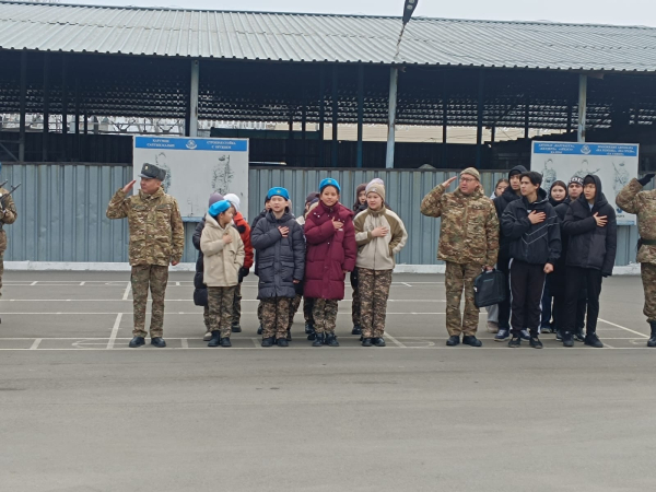 Гимн, флаг,традиции: молодые солдаты приняли Военную присягу в Алматы