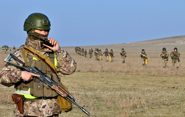 Десантники Конаева прошли марш в полной боевой экипировке Десантники Конаева прошли марш в полной боевой экипировке