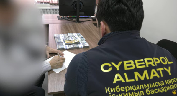 Курьера с чемоданом денег задержали в Алматы