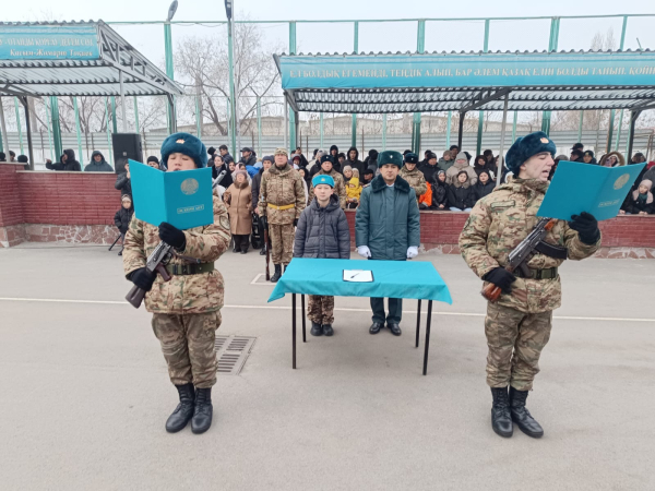 Гимн, флаг,традиции: молодые солдаты приняли Военную присягу в Алматы