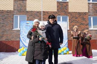 Ключи от новых квартир вручили жителям г. Макинска Ключи от новых квартир вручили жителям г. Макинска