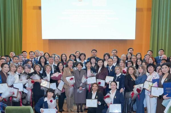 Казахстанским ученым вручили сертификаты на новые квартиры Казахстанским ученым вручили сертификаты на новые квартиры