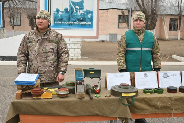 В Конаеве школьники познакомились с работой сапёров