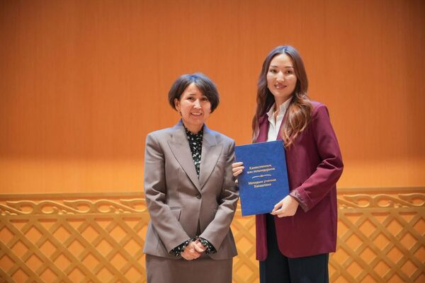 Казахстанским ученым вручили сертификаты на новые квартиры Казахстанским ученым вручили сертификаты на новые квартиры