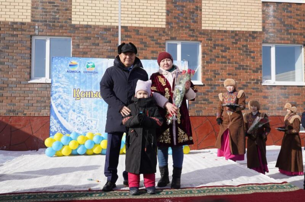 Ключи от новых квартир вручили жителям г. Макинска Ключи от новых квартир вручили жителям г. Макинска