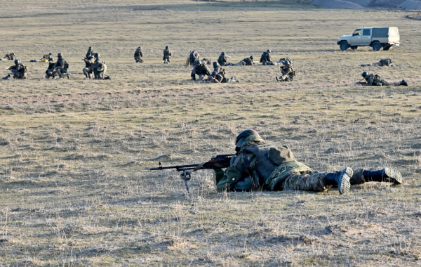Десантники Конаева прошли марш в полной боевой экипировке Десантники Конаева прошли марш в полной боевой экипировке