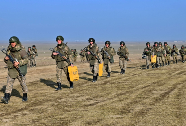 Десантники Конаева прошли марш в полной боевой экипировке Десантники Конаева прошли марш в полной боевой экипировке
