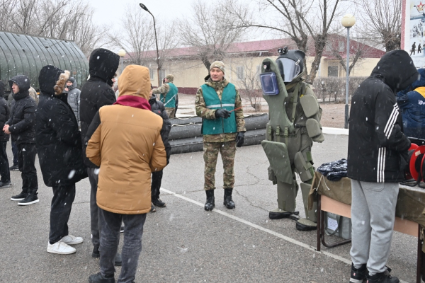 В Конаеве школьники познакомились с работой сапёров