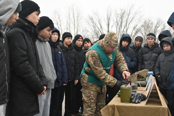 В Конаеве школьники познакомились с работой сапёров
