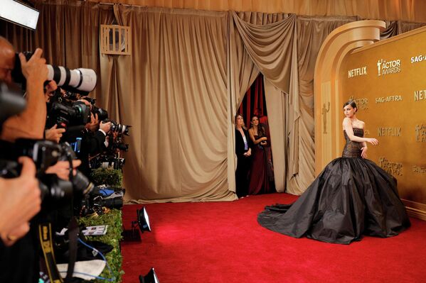 Мальчик с неразорвавшимся снарядом и "кровавая" луна над миром: 20 ярких фотографий недели