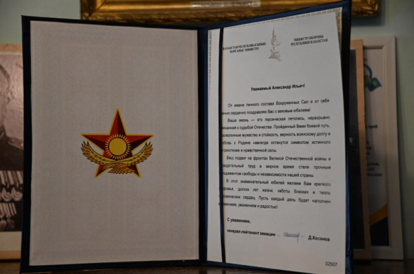 В Караганде военнослужащие поздравили ветерана войны с вековым юбилеем