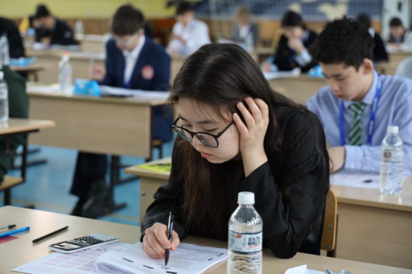 Лучшие ученики страны соревнуются по географии и химии